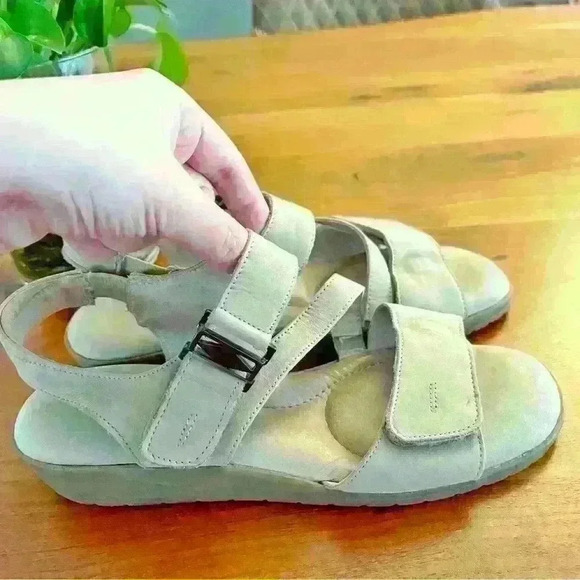 BeautiFeel Genuine Leather Sandals Cream Flats Open Toe,  Size US 6.5 - Picture 2 of 10